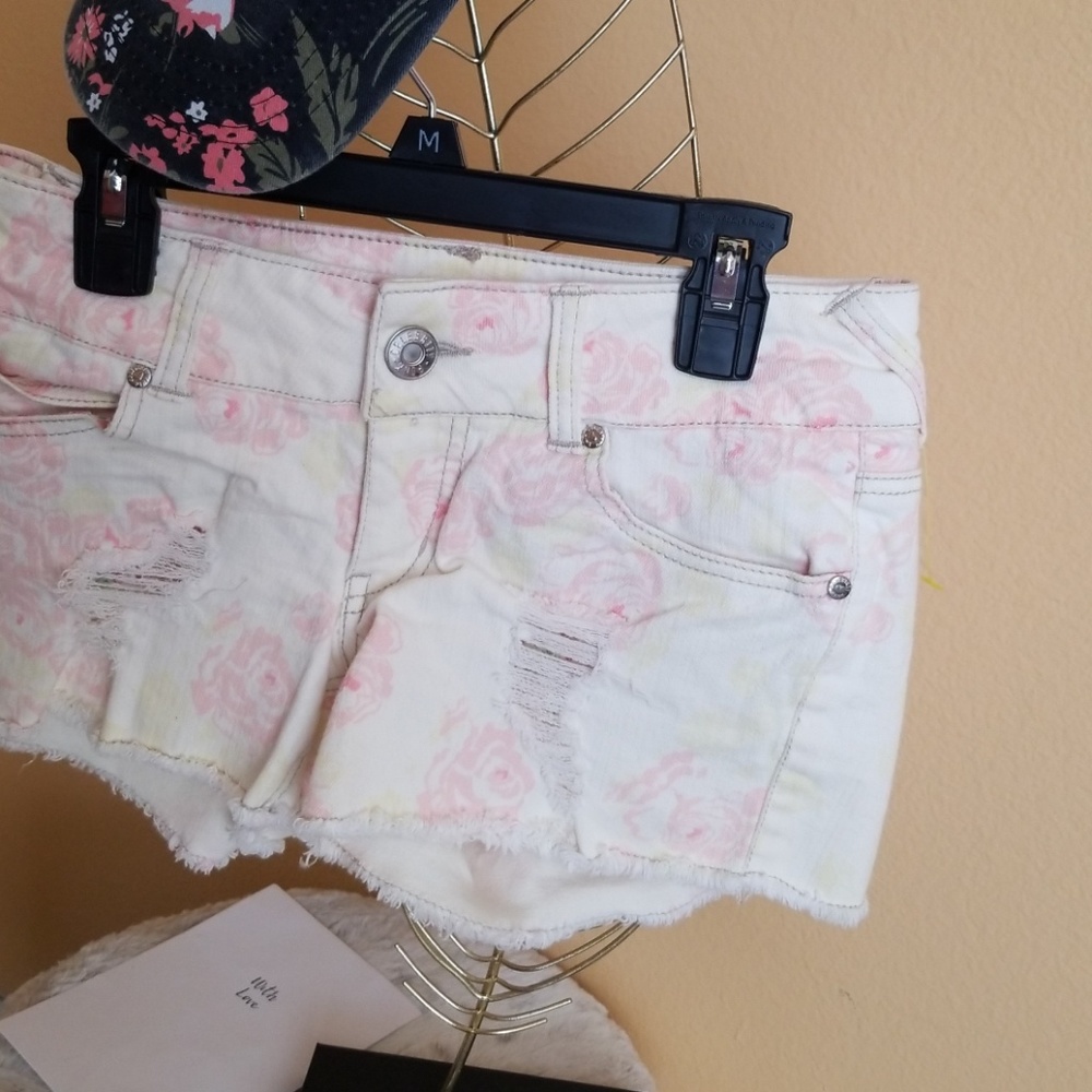 Celebrity Pink denim Shorts - Picture 2 of 5